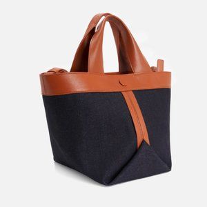 Gusset small pebble leather tote in navy / aged camello